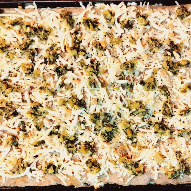 Teglia con broccoli di Novaglie e Monte Veronese, pronta per il forno, vista dall’alto